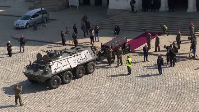 Пренасят тленните останки на патриарха с гвардейци и лафет, използван за погребението на цар Борис III