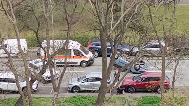 Снимка: Телефонът ѝ паднал между педалите: Жена обърна колата си по таван (СНИМКИ)