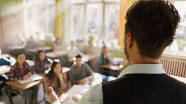 15 годишен младеж нападна учителя си с удари заради това че