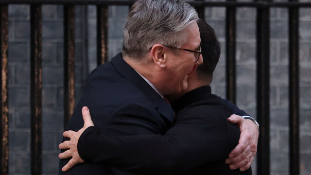 Володимир Зеленски пристигна за срещата си с британския премиер Кийр Стармър