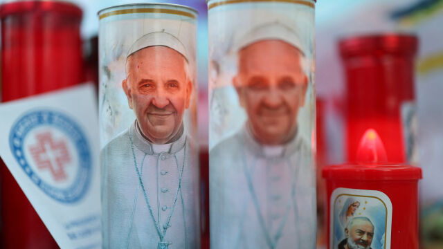 88 годишният папа Франциск се лекува от двустранна бронхопневмония в римската