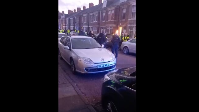 Румънски граждани са нападнали от засада полицаи след като социалните