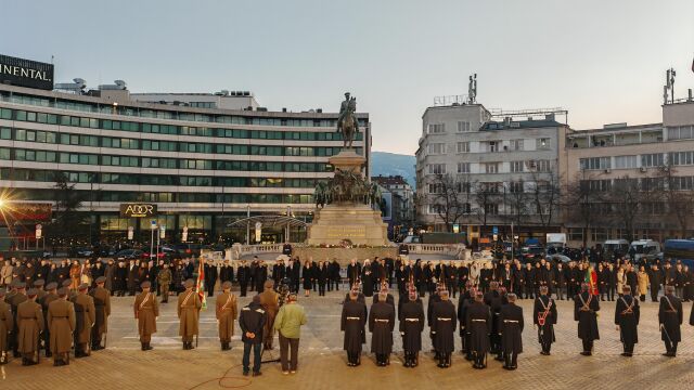 С тържествена заря проверка на площад Народно събрание в София се