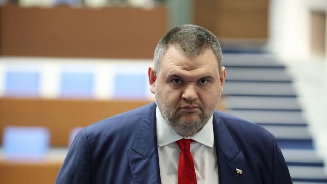 Лидерът на  ДПС Ново начало Делян Пеевски и парламентарната група на партията