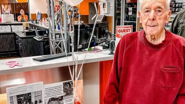 Снимка: 100-годишен мъж все още тренира във фитнес залата, шофира и живее пълноценно (СНИМКИ)