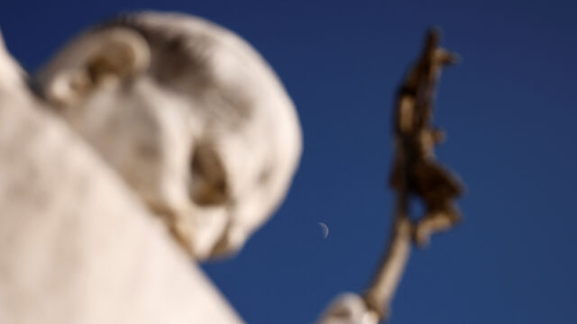 Пред базиликата Свети Петър във Ватикана поклонници и туристи се