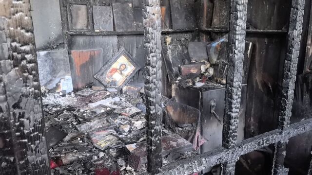 Снимка: Пожар в църква, изгорели са икони и техника (СНИМКИ)