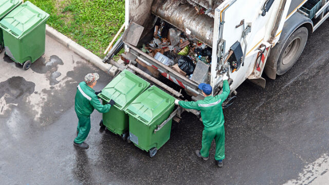 Mъртъв човек e открит в камион за боклук при изпразването