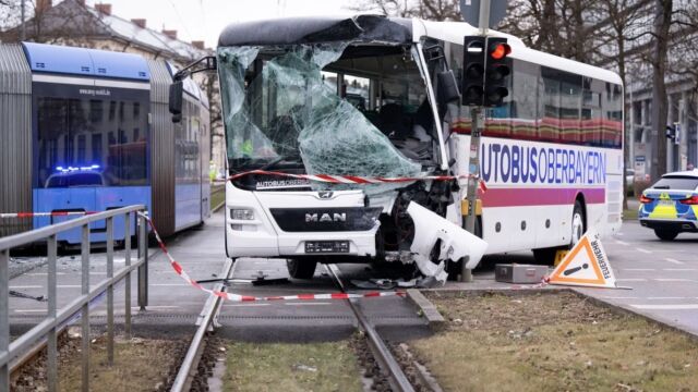 При сблъсък между училищен автобус и трамвай в Мюнхен бяха