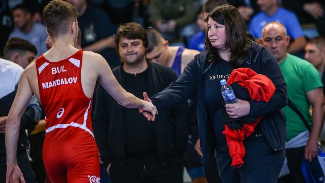 Снимка: Станка Златева не отстъпва: Само борци с български паспорти на държавното!