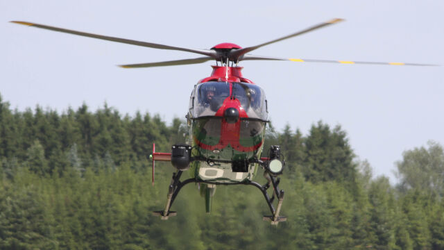 Трима души са загинали след като медицински транспортен хеликоптер се