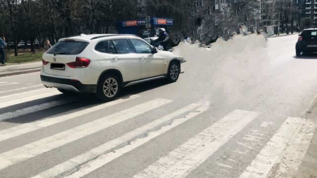 Дете е блъснато на пешеходна пътека от автомобил на ул