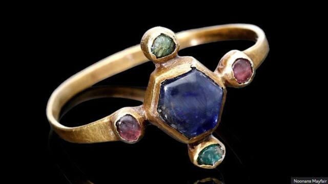 Рядък средновековен епископски пръстен намерен от пенсиониран пожарникар в полето