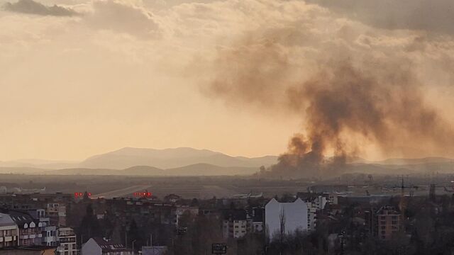 За пожар в близост до летището в София сигнализират потребители