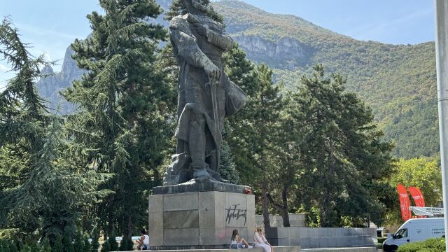 Започва демонтажът на паметника на Христо Ботев във Враца съобщи