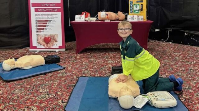 10 годишно дете учи възрастни на животоспасяващи процедури Още когато е