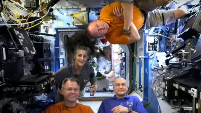 Двойката американски астронавти които повече от девет месеца се намират