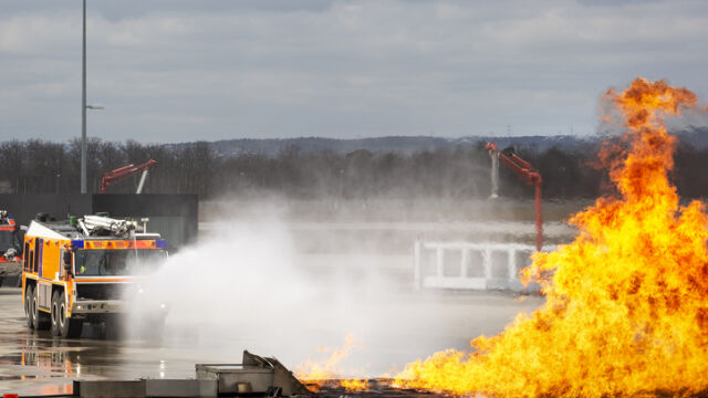 Южнокорейски военен дрон се удари в хеликоптер на летище и