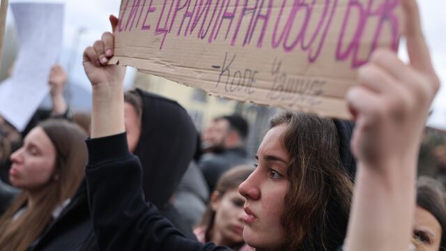 Гневни граждани разбиха бара на собственика на опожарената дискотека в Кочани