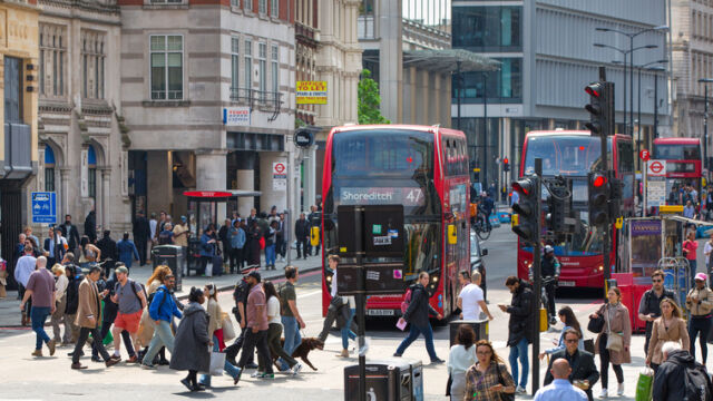 Жена загина след като микробус се вряза в няколко пешеходци