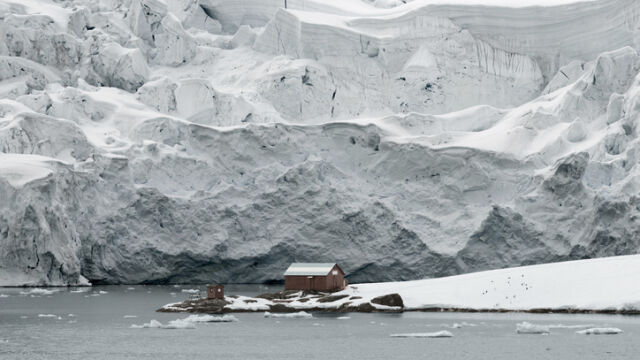 Изследовател в южноафриканската станция SANAE IV на Антарктида нападна свои