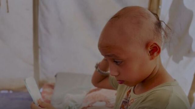 Докато имитира как реши косата си с четка Сама Тубаил