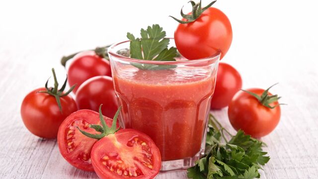 Снимка: Какво се случва с кръвното ви, когато пиете доматен сок редовно