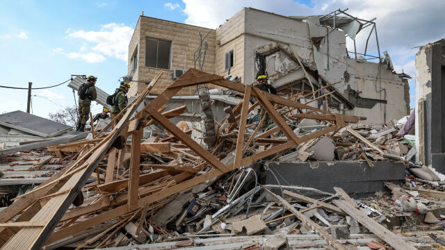 Ракета удари жилищна сграда в Израел: Има загинали и ранени, сред които и дете (СНИМКИ И ВИДЕО)