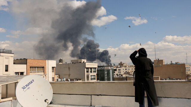 Снимка: Централата на иранското национално радио и телевизия е била поразена