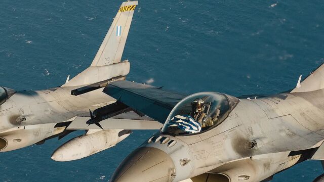 Гърция изпрати фрегати и изтребители F-16 в Кипър