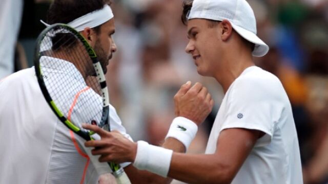 Снимка: Топтенисист остава под бомбите — майка му в паника