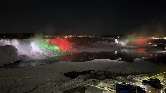 Снимка: И тази година Ниагарският водопад е оцветен в цветовете на знамето ни