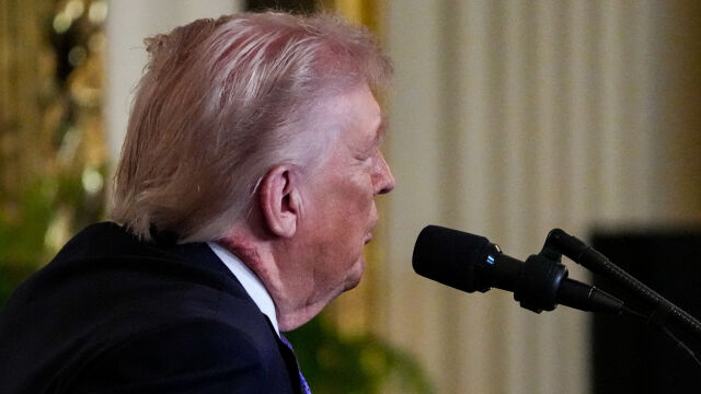 Как се справя Тръмп? Петно на врата му подхранва нови спекулации