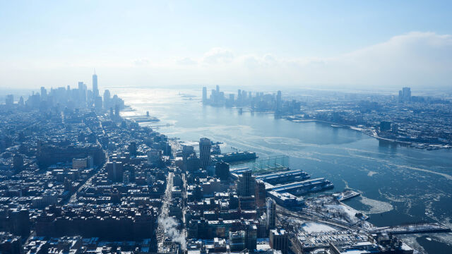 „Още едно чудо на Хъдсън“: Самолет се разби в ледените води на реката, всички на борда оцеляха 
