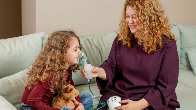 Снимка: Пак ли сополи? Без паника: Промивки, инхалации и още от наръчника за оцеляване