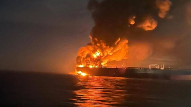 Снимка: Ескалация в Персийския залив: Атакуван е танкер, Иран изстреля ракети към Израел, цените на петрол и газ рязко се покачват