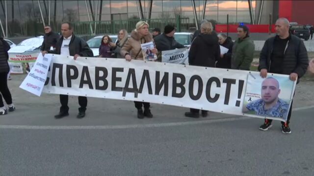 Снимка: „Оставка!“: Пловдивчани излязоха на протест срещу директора на местната полиция