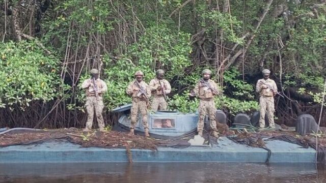 Снимка: Задържаха 35-метрова наркоподводница, скрита в природен резерват (СНИМКИ, ВИДЕО)