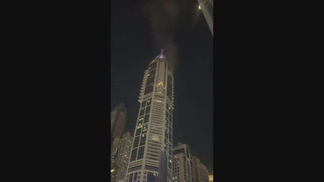 Отломки от ирански дрон удариха луксозен небостъргач в Дубай (ВИДЕО)