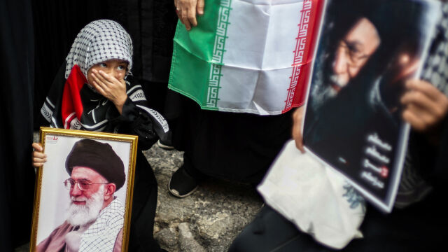 Снимка: Ирански дисиденти: Само с бомби няма да стане. Нужни са 50 хиляди войници на място и масови протести в Иран