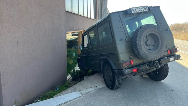 Снимка: „Бързат да си поръчат“: Военен джип се вряза в ресторант край Пловдив