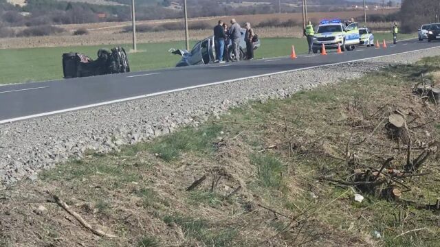 Челен удар на два автомобила край Радомир. Двама души са загинали