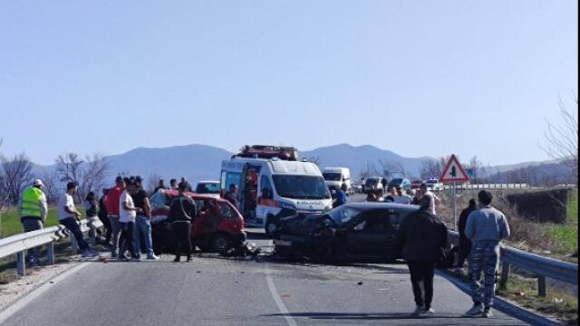 Снимка: Автомобил навлезе в насрещното в Пазарджишко: Един загина, а трима са в болница
