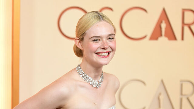 Снимка: Ел Фанинг с колие от 1903 г. и цветчета глициния, бродирани на ръка (ВИДЕО)