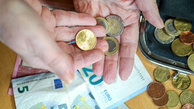 НОИ ще изплати добавките от 20 и 50 евро за Великден с пенсиите за април