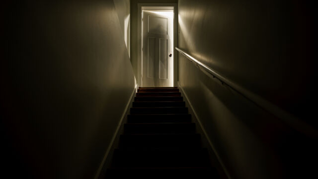 Снимка: „Вратите се блъскат. Котката първа усети“: Баща се изнесе от нов апартамент заради паранормална активност