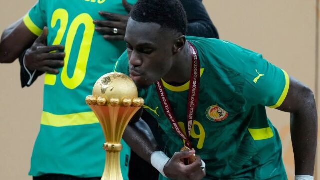 Снимка: Сенегал отказва да върне трофея! (ВИДЕО)