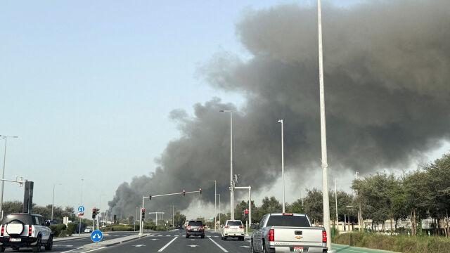 Кораб е ударен и гори край Ормузкия проток