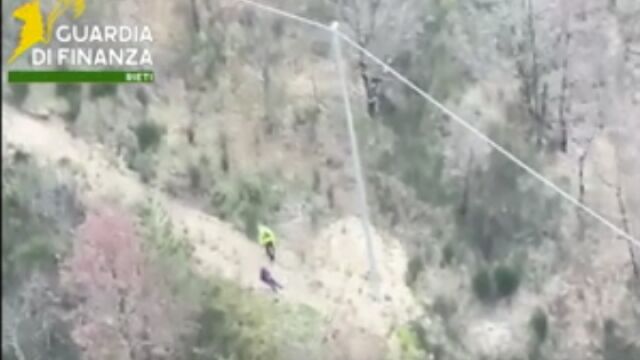 Мащабна спасителна операция: Намериха жива 78-годишна жена в опасен планински район (ВИДЕО)