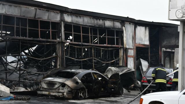 Пожар в база за продажба и съхраняване на автомобили, 50 от тях са с щети (СНИМКИ)